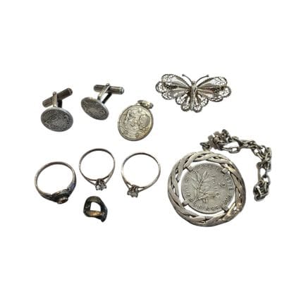 Ensemble de bijoux en argent comprenant :
Une...