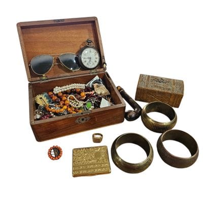 Ensemble de bijoux fantaisies et pièces de...