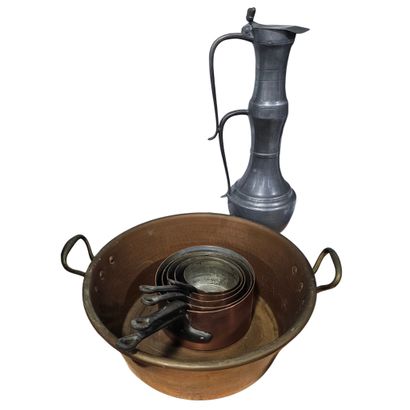 REUNION d'objets en cuivre comprenant :
Suite...
