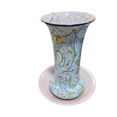 VASE CORNET en faïence polychrome à décor...