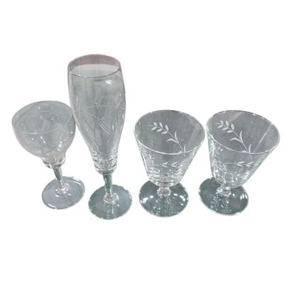 PARTIE DE SERVICE DE VERRES à décor géométrique...