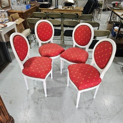 ENSEMBLE DE QUATRE CHAISES de style Louis...