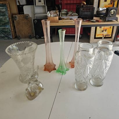 ENSEMBLE de vases en verre ou cristal gravé,...