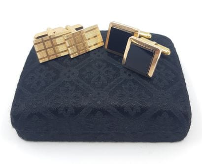 LOT de deux paires de boutons de manchettes...
