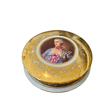 LIMOGES XXe siècle
Bonbonnière circulaire...