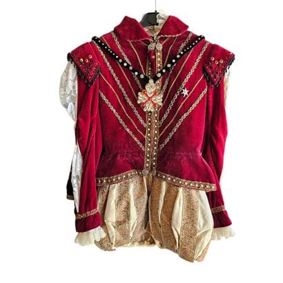 Réunion de six costumes de théâtre pour adulte...