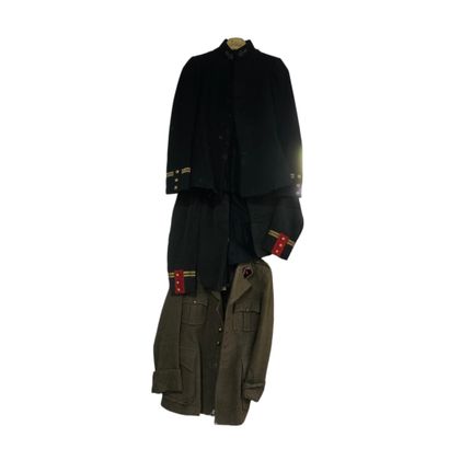 Ensemble de deux vestes de médecin militaire...