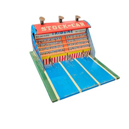 TRAVAIL Xxème siècle 
Ensemble de jouets...
