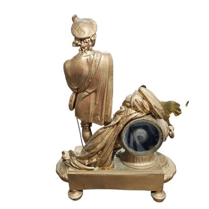 Pendule en régule à décor d'un gentilhomme...