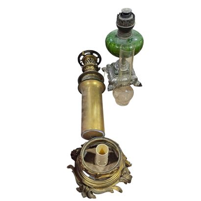 ENSEMBLE DE BIBELOTS comprenant :
Lampe à...