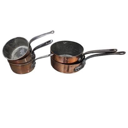Suite de cinq casseroles gigognes en cuivre...