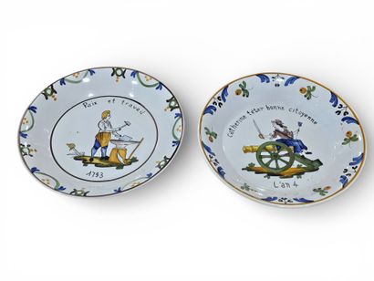 NEVERS XXe siècle
Deux assiettes rondes en...