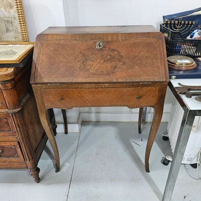 Bureau de pente de dame de style Louis XV...