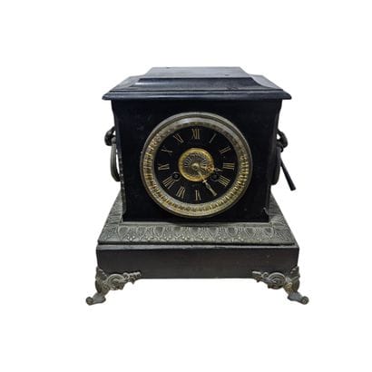 FONTAINE 
Pendule borne en marbre noir 

On...