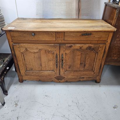 TRAVAIL XXème siècle 
Buffet en noyer ouvrant...