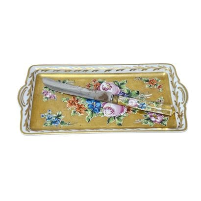 DANS LE GOUT DE SEVRES 
Plat à cake en porcelaine...