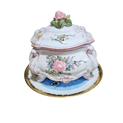 LALLIER à Moustier 
Petite soupière en porcelaine...