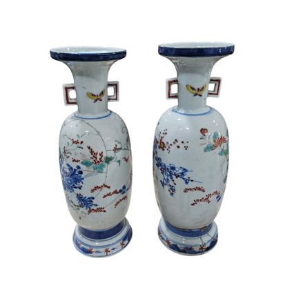 JAPON Xxème siècle 
Paire de vases en porcelaine...