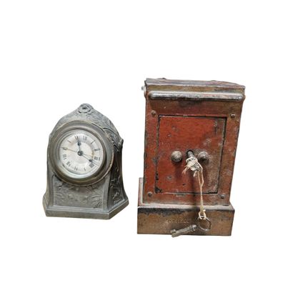 PETIT PENDULETTE en métal de style Art Nouveau...