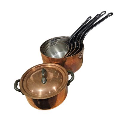 SUITE de cinq casseroles gigognes en cuivre,...