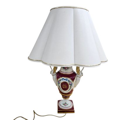 Une lampe en porcelaine