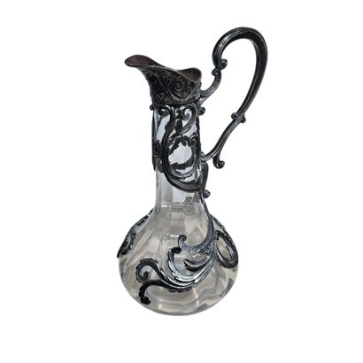 AIGUIERE en verre soufflé à monture en métal...