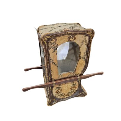 CHAISE à porteur, vitrine de poupée en bois...
