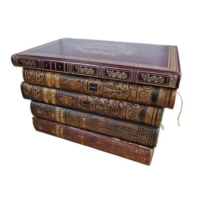 Ensemble de livres comprenant :
Deux livres...