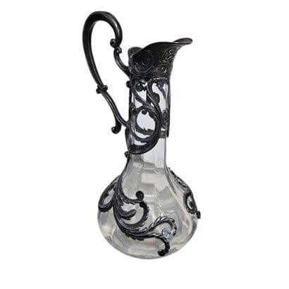 AIGUIERE en verre soufflé à monture en métal...