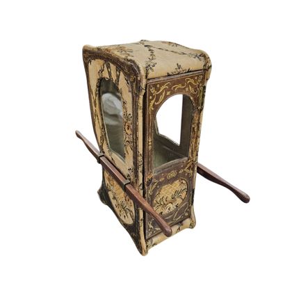 CHAISE à porteur, vitrine de poupée en bois...
