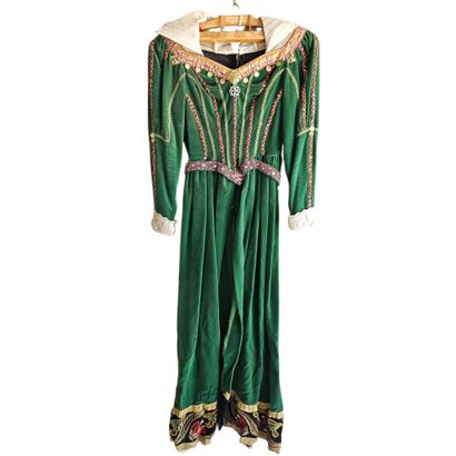 Réunion de six costumes de théâtre pour adulte...