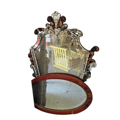 Miroir ovale en bois laqué rouge à décor...