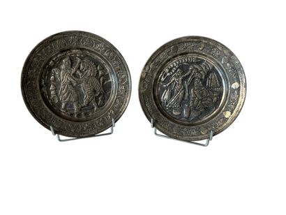 DEUX assiettes rondes en métal à décor repoussé...