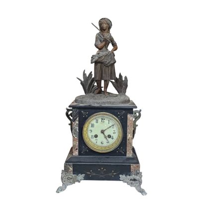 PENDULE BORNE en marbre surmontée d'une statuette...