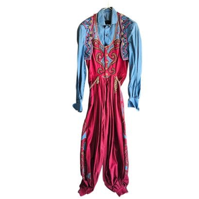 Réunion de six costumes de théâtre pour adulte...