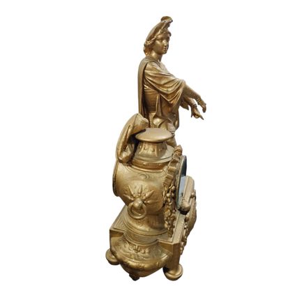 Pendule en régule à décor d'un gentilhomme...