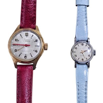 ENSEMBLE DE DEUX MONTRES DE DAME à mouvement...