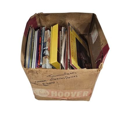 Un carton de disques vinyle de musique c...