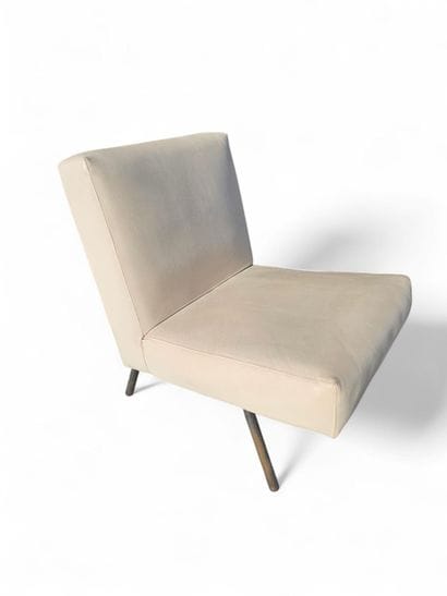 FAUTEUIL chauffeuse à dossier légèrement...