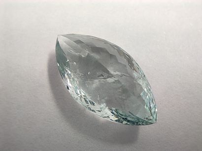 AIGUE MARINE greenish blue de forme marquise,...