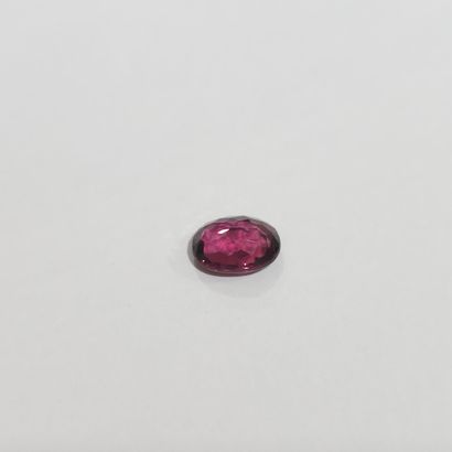 GRENAT purplish pink rhodolite VVS , ovale...