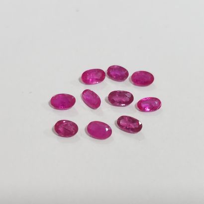 DIX RUBIS pinkish red de forme ovale, 	Madagascar	,...