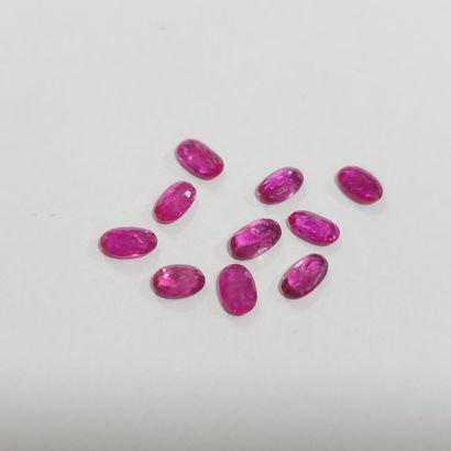 DIX RUBIS pinkish red de forme ovale, 	Madagascar	,...