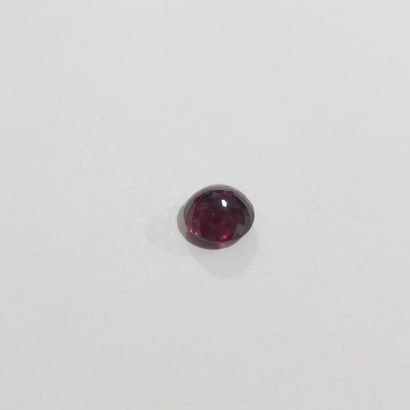 GRENAT purplish red rhodolite , rond , Madagascar...