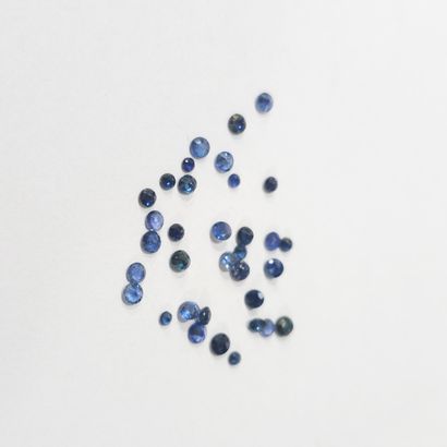 LOT DE TRENTE-QUATRE SAPHIRS ronds (2mm/3mm)...