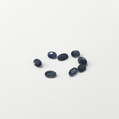 LOT DE HUIT SAPHIRS ovales (5mmx3mm) pour...