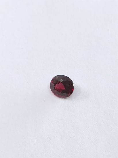 GRENAT purplish red rhodolite ovale, 	Madagascar,1.73...