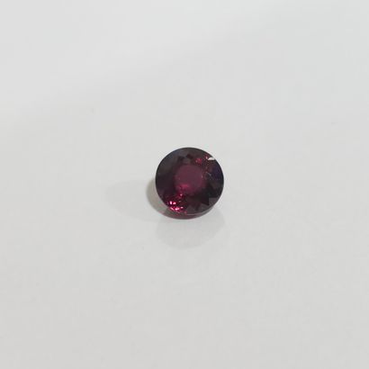 GRENAT purplish red rhodolite , rond , Madagascar...