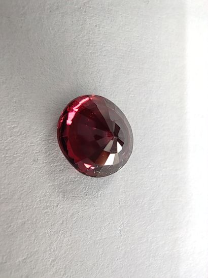 GRENAT purplish red rhodolite ovale, 	Madagascar,1.73...