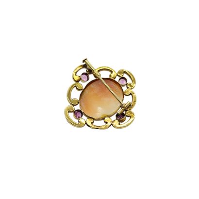 BROCHE en or jaune 750° ajourée et ciselée...